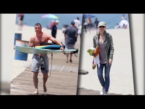 VIDEO : Liev Schreiber y Naomi Watts llevan a sus hijos a surfear