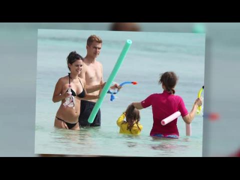 VIDEO : Rachel Bilson Flaunts Pregnant Bikini Body in Barbados