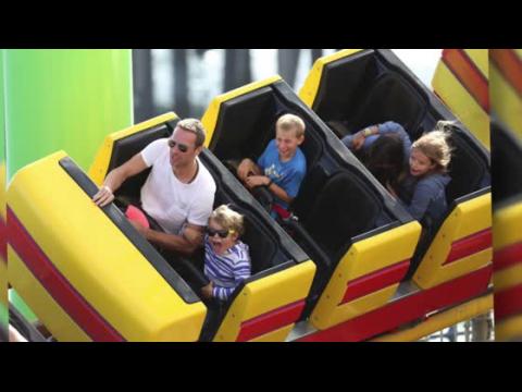 VIDEO : Chris Martin lleva a sus hijos a la montaa rusa