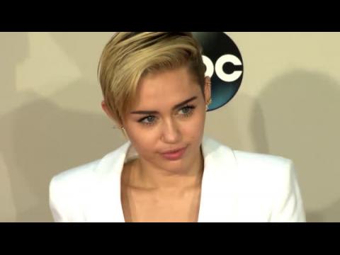 VIDEO : Ser que Miley Cyrus est de pelea con Selena Gomez?