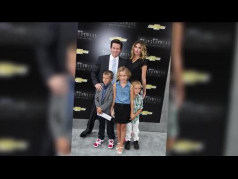 VIDEO : Mark Wahlberg muestra ser un hombre de familia en la alfombra roja
