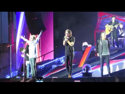 VIDEO : One Direction se font arroser sur scne
