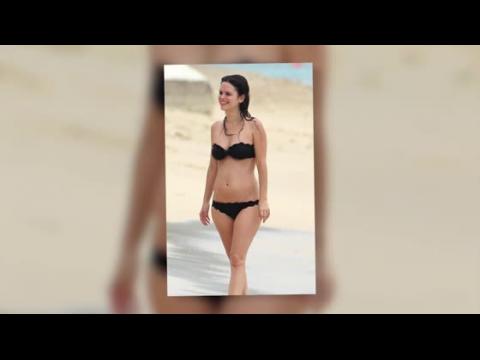 VIDEO : Rachel Bilson muestra su pancita mientras est de vacaciones con Hayden Christensen