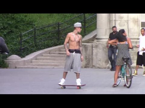 VIDEO : Justin Bieber Skateboards Around New York Shirtless