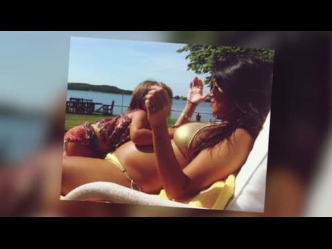 VIDEO : Kourtney Kardashian Flaunts Her Baby Bump in a Bikini
