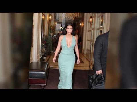 VIDEO : Kim Kardashian Goes Braless at Paris Fashion Week