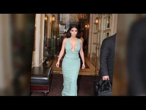 VIDEO : Kim Kardashian sale sin sostn a la Semana de Moda en Paris