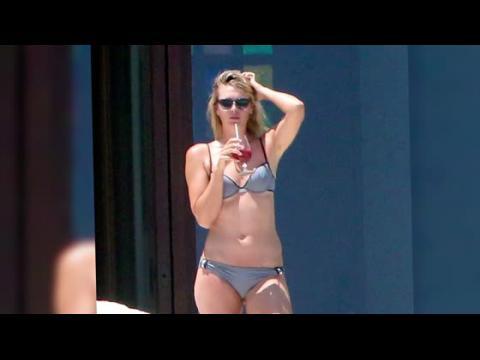 VIDEO : Maria Sharapova Vacations From Tennis in a Bikini