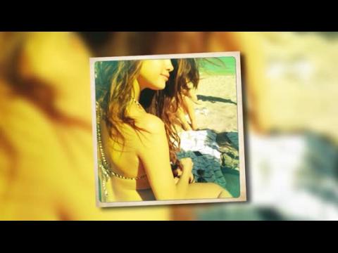 VIDEO : Selena Gomez Shows Off Her Bikini Body