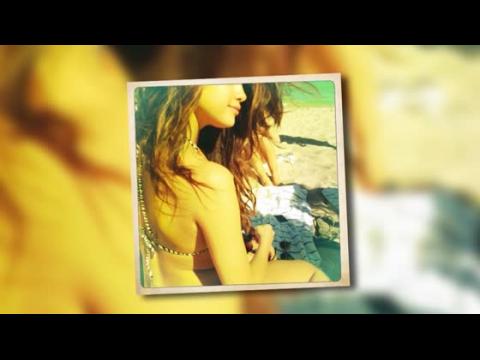 VIDEO : Selena Gomez muestra su cuerpo de biquini