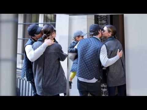 VIDEO : Orlando Bloom y Miranda Kerr muestran su afecto en una salida con Flynn