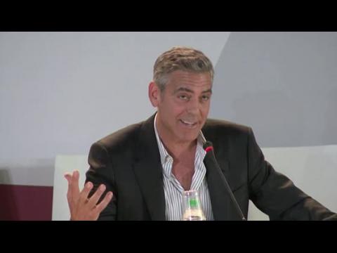 VIDEO : George Clooney Releases Rare Statement Announcing He's Single
