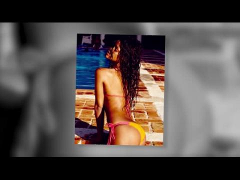 VIDEO : Rihanna Sizzles in Sexy Bikini Snaps