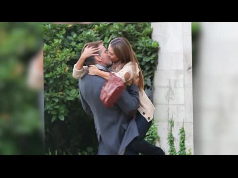 VIDEO : Jessica Alba Plants a Passionate Kiss on Pierce Brosnan