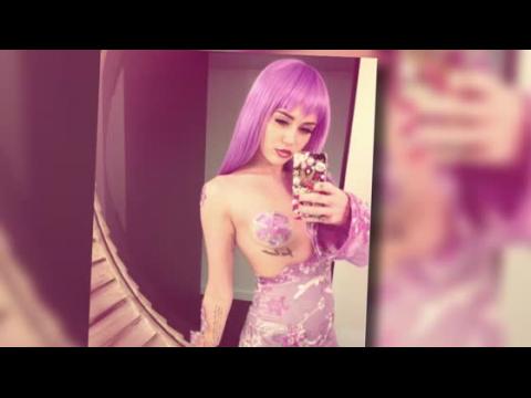 VIDEO : Miley Cyrus Dresses As Lil Kim For Halloween