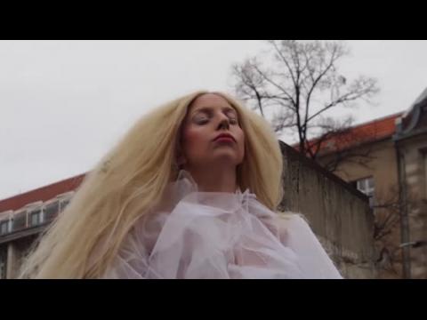 VIDEO : Lady Gaga lleva arte y un vestido transparente al muro de Berln
