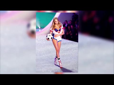 VIDEO : La belle Cara Delevingne fait la folle au dfil de Victoria's Secret