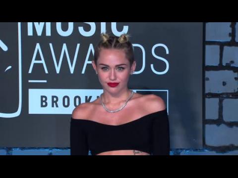 VIDEO : Miley Cyrus Claims She's the Biggest Feminist