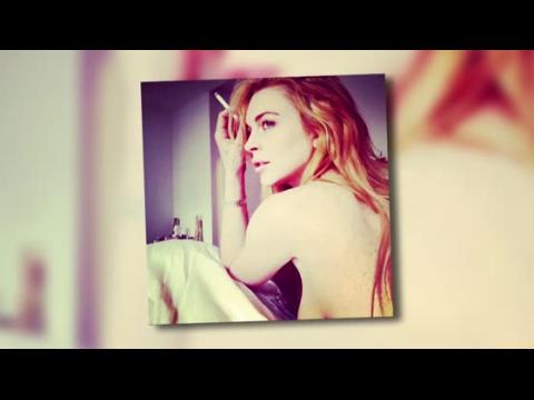 VIDEO : Lindsay Lohan muestra sus curvas posando topless para una foto
