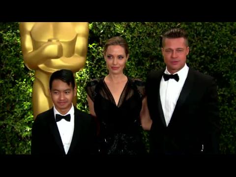 VIDEO : Angelina Jolie le compra una isla a Brad Pitt