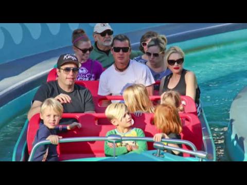 VIDEO : Gwen Stefani muestra su barriga de embarazo en un da en Disneyland