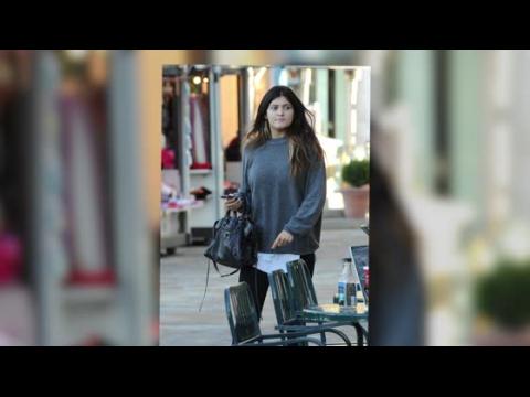 VIDEO : Kylie Jenner Ditches Her Clip-In Bangs After the AMAs