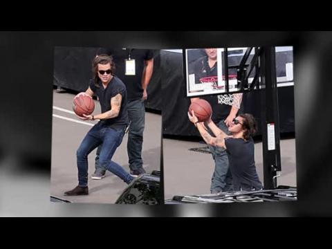 VIDEO : Harry Styles Shoots Hoops with LA Lakers