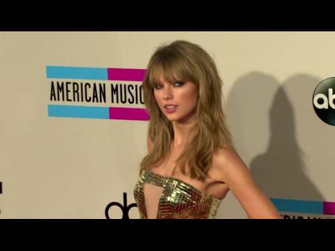 VIDEO : Taylor Swift Ignores Harry Styles at American Music Awards
