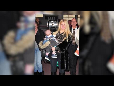 VIDEO : Jessica Simpson and Fianc Arrive for Thanksgiving With Babies