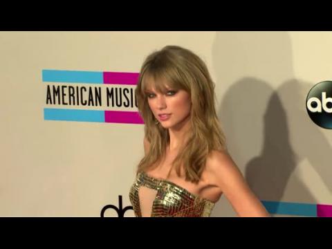 VIDEO : Taylor Swift est la star en or de la pop aux American Music Awards