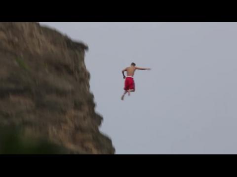 VIDEO : Justin Bieber Jumps Off Cliff in Hawaii