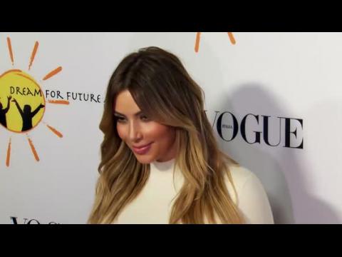 VIDEO : Kim Kardashian met de vieux vtements aux enchres pour l'aide humanitaire aux Philippines