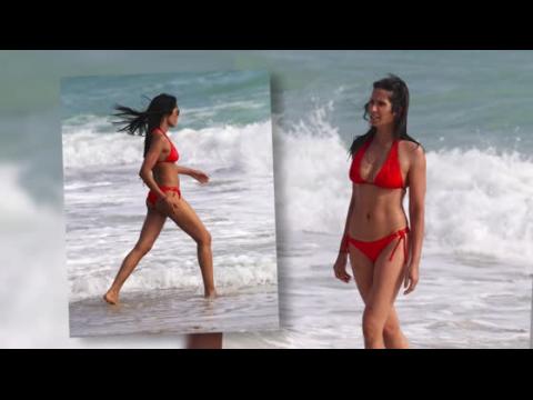 VIDEO : Padma Lakshmi muestra su cuerpo de biquini en Miami
