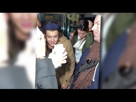 VIDEO : Harry Styles and Kendall Jenner Leave a New York Hotel Together