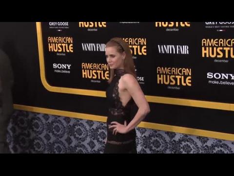VIDEO : Amy Adams luce vestido de encaje en el lanzamiento de American Hustle
