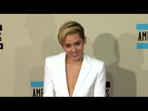 VIDEO : Miley Cyrus Named MTV's Artist of the Year 2013