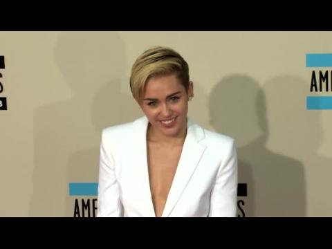 VIDEO : Miley Cyrus élue artiste de l'année par MTV