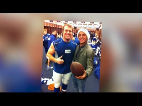 VIDEO : Zac Efron Resurfaces at Indianapolis Colts Game