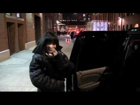 VIDEO : Rihanna recibe golpe en la cara por una puerta