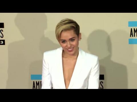 VIDEO : Miley Cyrus pensent que les hommes regardent trop de porno