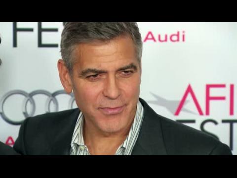 VIDEO : George Clooney Says Sandra Bullock Is An Unbelievable Mom