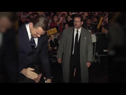 VIDEO : Prankster Hugs Leonardo DiCaprio's Crotch on Red Carpet