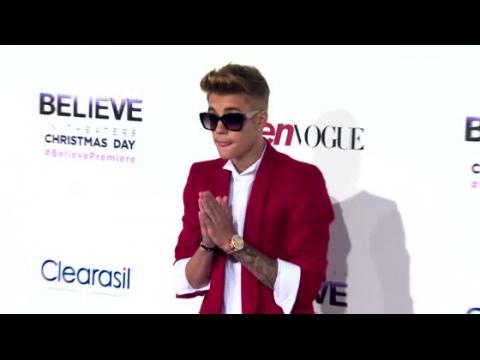 VIDEO : Justin Bieber Buys Fans iPhones