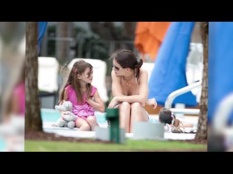 VIDEO : Katie Holmes prend un bain de soleil en bikini avec Suri Cruise