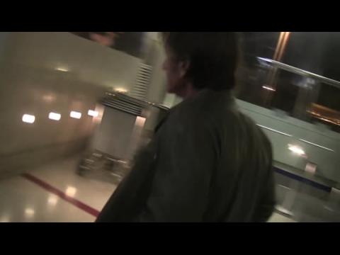 VIDEO : Charlize Theron and Sean Penn Get Off Same Flight From Hawaii