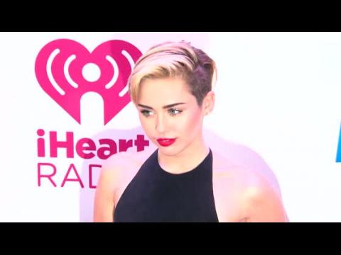 VIDEO : Miley Cyrus Denies Bashing Beyonc