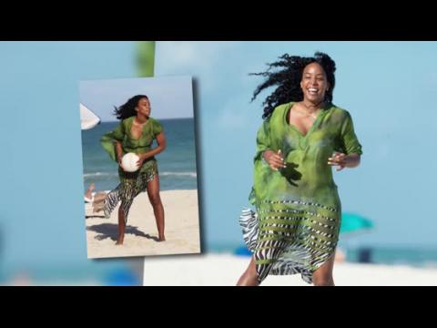 VIDEO : Bikini-Clad Kelly Rowland Enjoys a Kickaround on the Beach