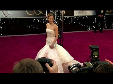 VIDEO : Why Jennifer Lawrence Fell at the Oscars
