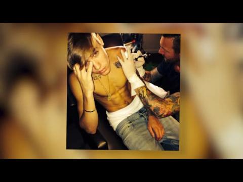 VIDEO : Justin Bieber Adds An Eagle Tattoo To His Sleeve