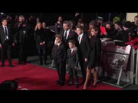 VIDEO : David Beckham es apoyado por Victoria y sus hijos en el lanzamiento de Class of 92